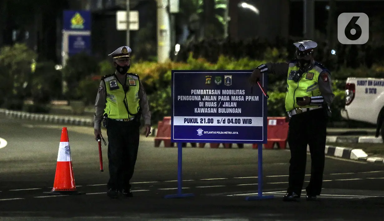 Polisi berjaga saat pemberlakuan pembatasan mobilitas warga guna menekan penyebaran COVID-19 di Jakarta, Selasa (22/6/2021). Pembatasan dilakukan karena meningkatnya jumlah kasus positif COVID 19 di Ibu Kota. (Liputan6.com/Johan Tallo)