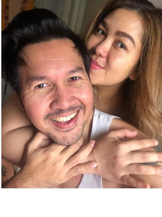 Jarang Tersorot, Ini 7 Momen Mesra David Bayu dan Sang Istri