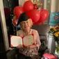 Nenek berusia 93 tahun mendapat ijazah SMA nya. Sumber: Maureen Delaney