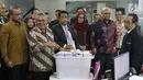 Ketua KPU RI, Arief Budiman (kedua kiri) menyerahkan alat bukti menghadapi perselisihan hasil Pilpres 2019 dan jawaban pihak KPU sebagai termohon di Gedung Mahkamah Konstitusi, Jakarta, Rabu (12/6/2019). 272 boks kontainer dari 34 provinsi diserahkan KPU ke MK. (Liputan6.com/Helmi Fithriansyah)