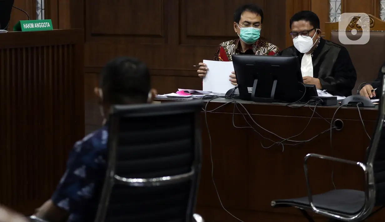 Mantan Wakil Ketua DPR Azis Syamsuddin (tengah) saat sidang lanjutan dugaan suap penanganan perkara korupsi di Lampung Tengah, Pengadilan Tipikor Jakarta, Kamis (23/12/2021). Sidang beragendakan pemeriksaan keterangan saksi-saksi. (Liputan6.com/Helmi Fithriansyah)