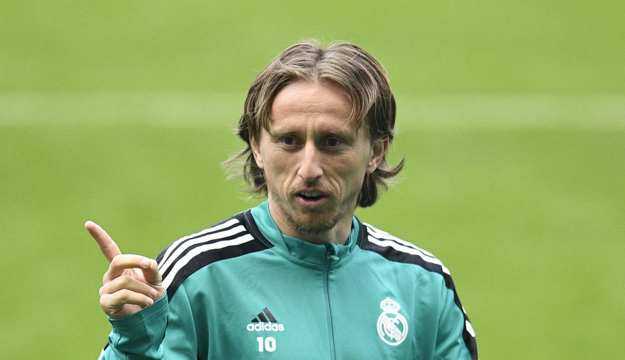 <p>Gelandang Real Madrid, Luka Modric bereaksi saat ia mengambil bagian dalam sesi latihan tim di Stadion Etihad di Manchester, Inggris barat laut, pada 25 April 2022. Real Madrid akan bertanding melawan Manchester City pada leg pertama semifinal Liga Champions. (AFP/Oli Scarff)</p>