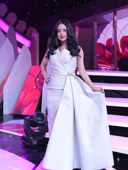 Dengan rambut hitam yang terurai, penyanyi dangdut asal Jember ini tampilannya terlihat anggun. DItambah dengan gaun bewarna putih dengan sabuk kemilau di pinggangnya. (Kapanlagi/Deki Prayoga)