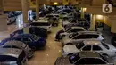Pedagang melakukan perawatan pada mobil bekas yang dijualnya di bursa mobil bekas sebuah pusat perbelanjaan di Jakarta, Jumat (26/3/2021). Perusahaan pembiayaan dengan segmen kredit mobil bekas tak terlalu khawatir mengenai dampak kebijakan subsidi pajak mobil baru. (Liputan6.com/Johan Tallo)
