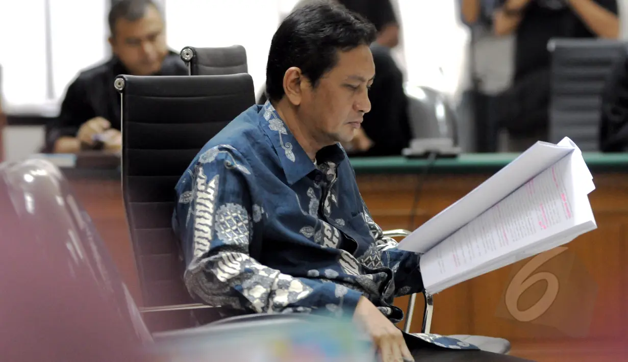 Mantan Kepala Dinas Perhubungan DKI, Udar Pristono ketika menjalani sidang perdana pembacaan dakwaan di Pengadilan Tipikor, Jakarta, Senin (13/4/2015). Udar ditetapkan sebagai tersangka korupsi pengadaan bus Transjakarta. (Liputan6.com/Andrian M Tunay)