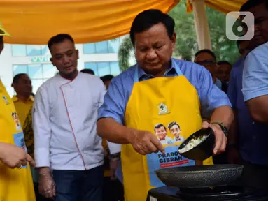 Calon presiden nomor urut 2 Prabowo Subianto (kanan) didampingi Ketua Umum Partai Golkar Airlangga Hartarto (kiri) memasak nasi goreng saat menghadiri Konsolidasi Partai Golkar Menuju Pemilu Damai 2024 di Stadion Pakansari, Cibinong, Kabupaten Bogor, Jawa Barat, Sabtu (6/1/2024). (merdeka.com/Arie Basuki)