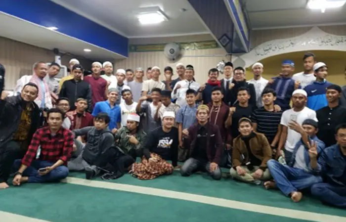 Timnas Indonesia U-19 bersama beberapa WNI saat menjalani ibadah salat Jumat di Masjid Darussalam, Paran, Korea Selatan, Jumat (3/11/2017). (Bola.com/Istimewa)