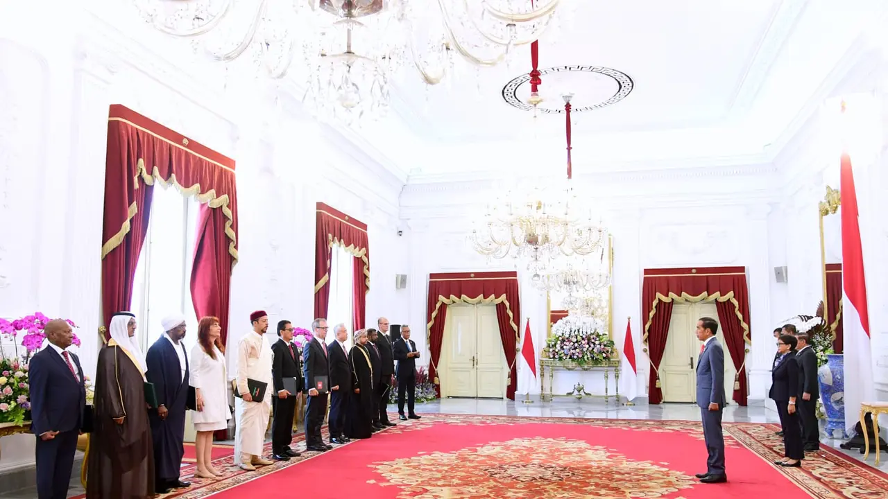 Presiden Joko Widodo atau Jokowi menerima surat kepercayaan dari sebelas duta besar luar biasa dan berkuasa penuh (LBBP) negara-negara sahabat. (Setpres)