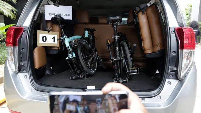 FOTO: KPK Terima Barang Bukti Baru Kasus Suap Dana Bansos