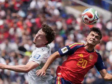 Pemain Spanyol Pedri menyundul bola melawan pemain Austria Paul Wanner selama pertandingan sepak bola babak 32 Piala Dunia antara Spanyol dan Austria di Inglewood, California, dekat Los Angeles, Kamis, (02/07/2026). (AP Photo/Jae C. Hong)