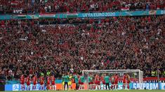 Stadion Puskas Arena adalah satu-satunya stadion di seluruh Eropa yang mengizinkan kapasitas penuh untuk penontonnya. Tersedia 61.000 kursi penonton dalam stadion tersebut. (Foto: AFP/Pool/Alex Pantling)