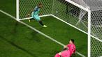 Portugal bekerja keras meraih kemenangan 1-0 atas Kroasia pada laga 16 besar Piala Eropa 2016 di Stade Bollaert-Delelis, Lens, Minggu (26/6/2016) dini hari WIB. Gol tunggal sundulan Ricardo Quaresma tercipta di menit ke-117. (Reuters/Benoit Tessier)