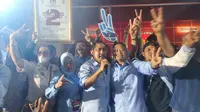 Paslon Supian-Chandra didampingi para pendukungnya usai pengambilan nomor urut Pilkada Kota Depok yang digelar KPUD Depok di Hotel Bumi Wiyata. (Liputan6.com/Dicky Agung Prihanto)
