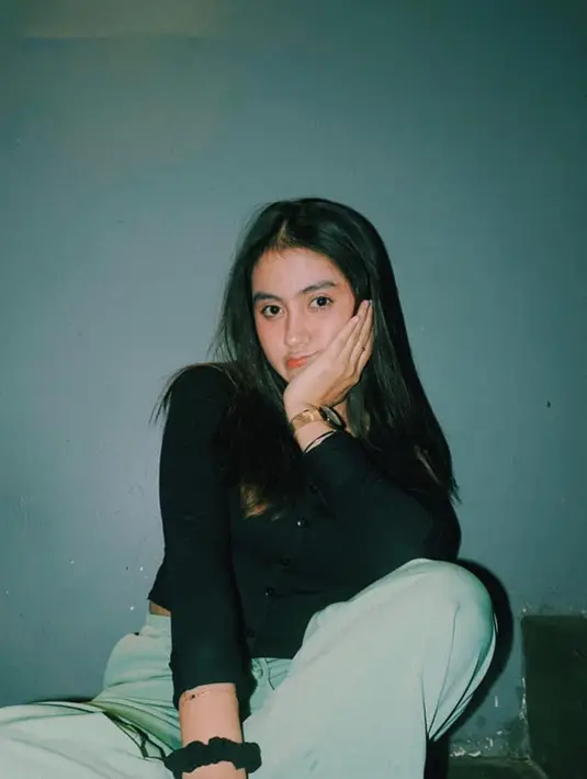 Hajarani saat duduk dan menopang dagu ini panen pujian dari netizen. Banyak yang menyebut Hajarani terlihat mirip dengan Nabilah eks JKT48. Ya, beberapa waktu lalu Hajarani memang pernah viral karena gaya garis wajahnya sekilas mirip Nabilah. (Liputan6.com/IG/@hajarans)