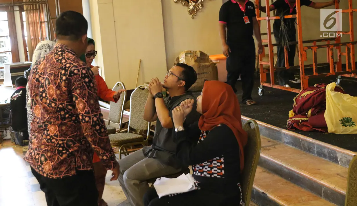 Panitia pernikahan Putri Presiden Joko Widodo, Kahiyang Ayu dan Bobby Nasution sedang melakukan prosesi dari dukun manten saat geladi resik di Graha Saba, Solo, Senin (6/11). (Liputan6.com/Angga Yuniar)