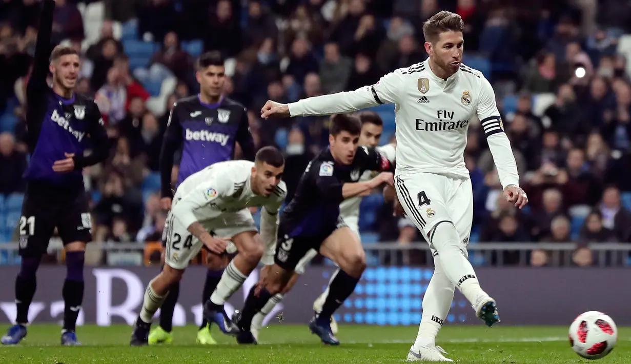 Bek Real Madrid, Sergio Ramos menendang penalti ke gawang Leganes dalam laga Copa del Rey di Santiago Bernabeu, Madrid, Spanyol, Rabu (9/1). Real Madrid mengalahkan Leganes 3-0. (AP Photo/Manu Fernandez)
