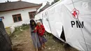 Seorang wanita lanjut usia pengungsi Gunung Agung menuju tenda kesehatan untuk memeriksakan kesehatannya di Posko Pengungsi Rendang, Bali, Sabtu (2/12). (Liputan6.com/Immanuel Antonius)
