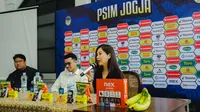 Direktur Utama PSIM Yogyakarta, Liana Tasno, saat memperkenalkan sederet sponsor untuk PSIM pada musim 2024/2025. Agenda tersebut berlangsung di Ndalem Poenakawan, Yogyakarta, Jumat (23/8/2024). (Bola.com/Ana Dewi)