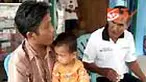 Sahni masih tak ikhlas melepas kepergian istri tercinta yang tewas dalam kecelakaan truk di pegunungan Ncai Kapenta, Bima, NTB. Hari itu menjadi hari terakhir bertemu istri. 