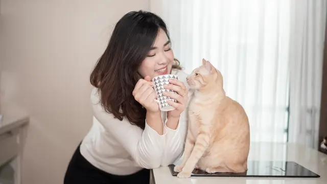 perempuan dan kucing