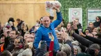 Para calon pembeli memegang uang saat menawar potongan daging selama lelang tahunan di Smithfield Market, kota London, 24 Desember 2018. Dalam tradisi Natal yang hadir sejak 1800-an, calon pembeli bisa menawar harga daging tersebut. (NIKLAS HALLE'N/AFP)