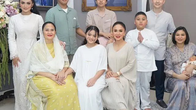 Krisdayanti dan keluarga. (Foto: Instagram @krisdayantilemos)
