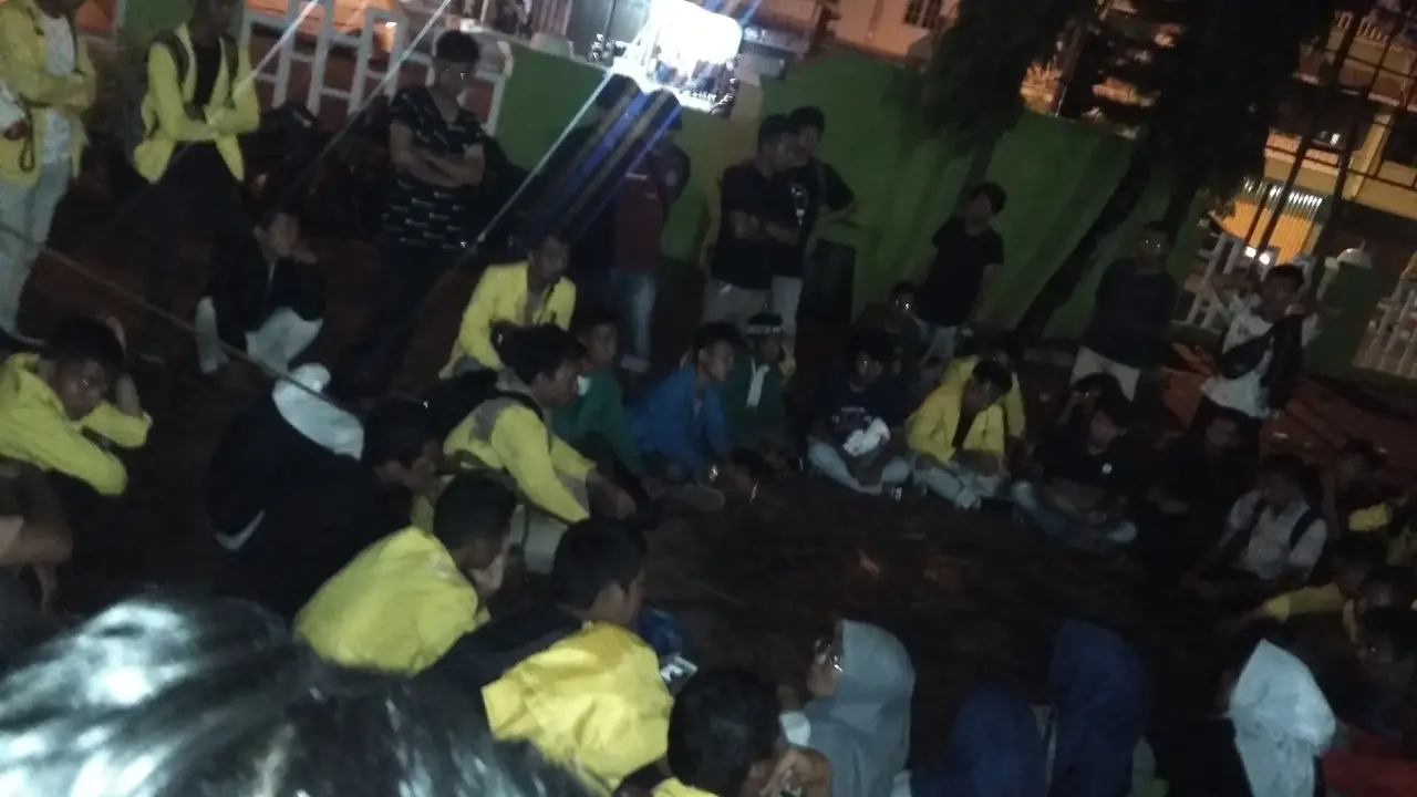 Mahasiswa Aceh Barat mengheningkan cipta sesaat sebagai bentuk belasungkawa terhadap dua mahasiswa Kendari yang meninggal dunia (Liputan6.com/Rino Abonita)