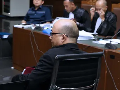 Penyidik KPK, Novel Baswedan bersiap menjadi saksi pada sidang dugaan menghalangi proses penyidikan terhadap mantan petinggi Lippo Group, Eddy Sindoro dengan terdakwa, Lucas di Pengadilan Tipikor, Jakarta, Kamis (10/1). (Liputan6.com/Helmi Fithriansyah)