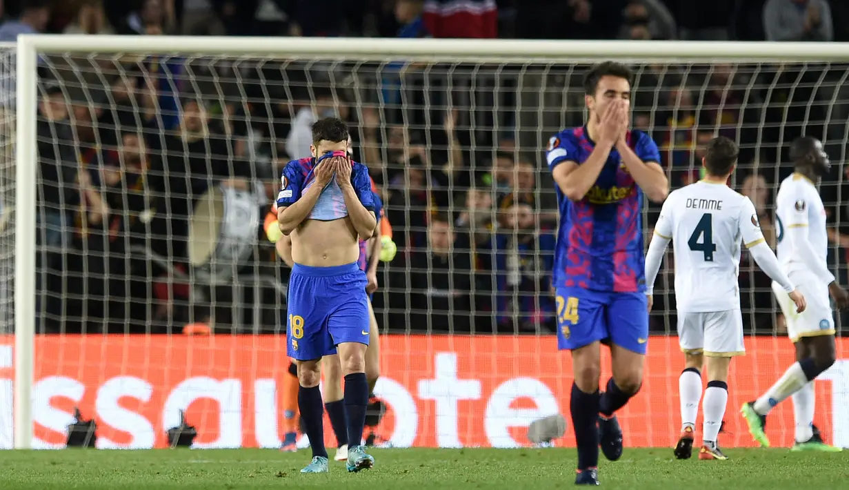 Blaugrana keasyikan menyerang, Piotr Zielinski mengejutkan fans Barcelona yang memadati Camp Nou lewat golnya yang tercipta pada menit ke-29. (AFP/Josep Lago)