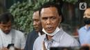 Tenaga Ahli PD Pasar Jaya, Rosario de Marshall alias Hercules (tengah) memberi keterangan kepada wartawan usai menjalani pemeriksaan di Gedung Merah Putih Komisi Pemberantasan Korupsi (KPK), Jakarta, Kamis (19/1/2023). Rosario de Marshall alias Hercules memenuhi panggilan KPK sebagai saksi di kasus suap penanganan perkara di Mahkamah Agung (MA). (Liputan6.com/Helmi Fithriansyah)