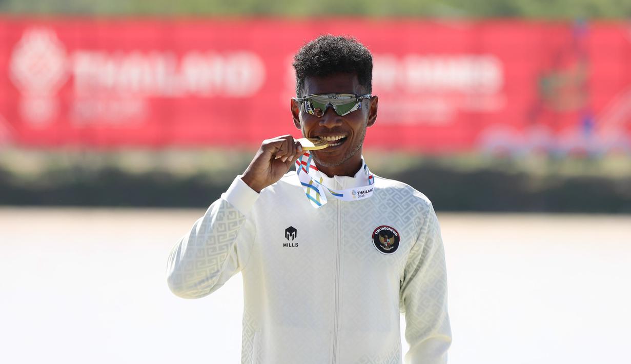 Medali emas pertama dipersembahkan oleh atlet dayung putra, Memo, yang turun di nomor men's single sculls. (Foto: NOC Indonesia/Didik Setiawan)