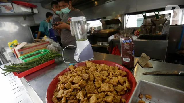 TNI Polri dirikan dapur umum dan distribusikan makanan gratis selama Pandemi Covid-19.