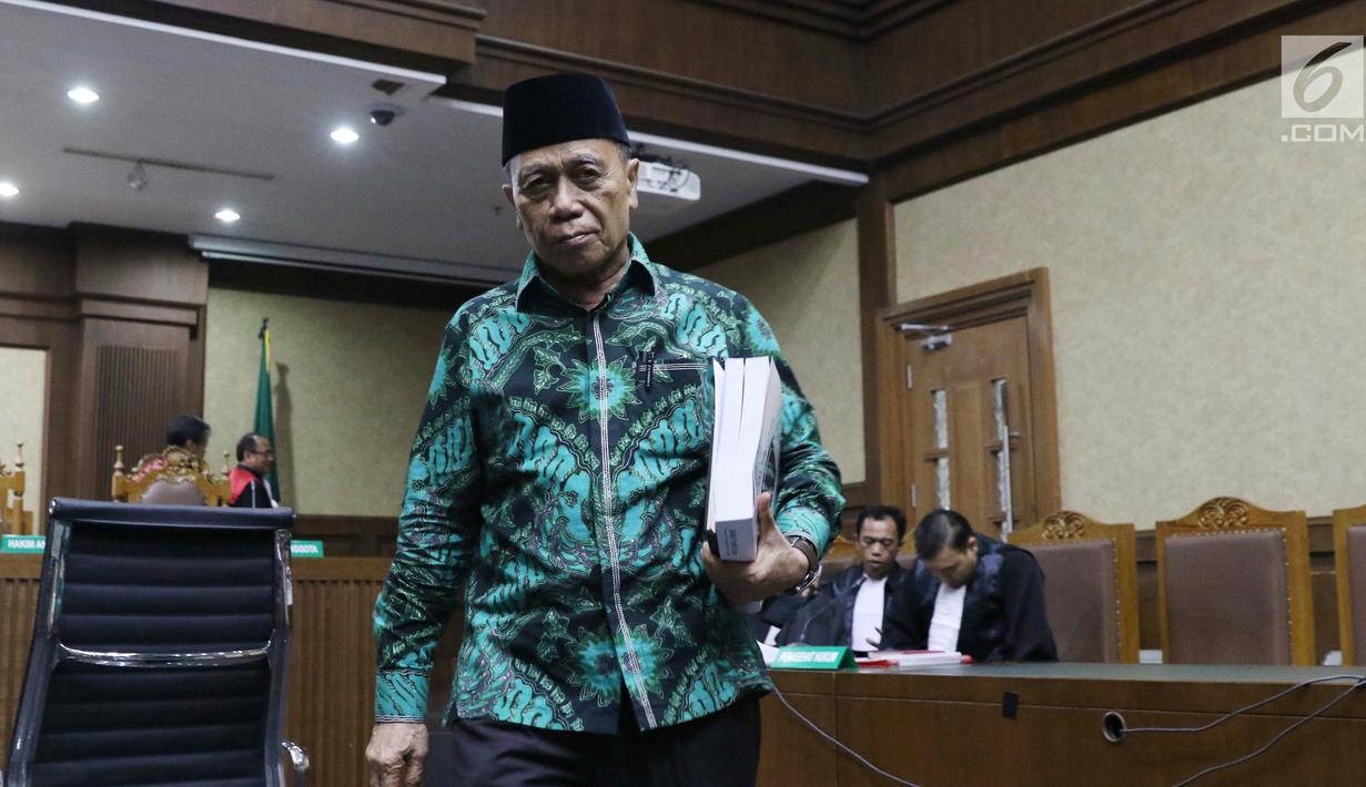 Terdakwa penerimaan suap terkait pembahasan tambahan anggaran dalam APBN P 2018, Amin Santono usai menjalani sidang pembacaan tuntutan di Pengadilan Tipikor, Jakarta, Senin (21/1). Amin dituntut hukuman 10 tahun penjara. (Liputan6.com/Helmi Fithriansyah)