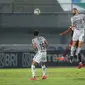 Penyerang Bali United, Ilija Spasojevic (kanan) berduel udara dengan pemain Borneo FC dalam lanjutan BRI Liga 1 2021/2022 di Stadion Indomilk, Tangerang, Selasa (28/9/2021) malam WIB. (Bola.com/Bagaskara Lazuardi)