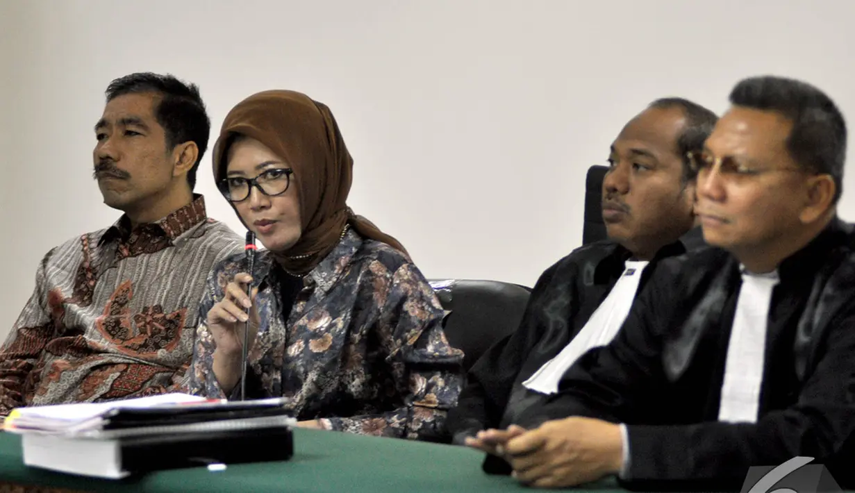 Masyitoh mengajukan pertanyaan pada saksi saat menjalani sidang lanjutan di Pengadilan Tipikor, Jakarta, Kamis (4/12/2014). (Liputan6.com/Miftahul Hayat)
