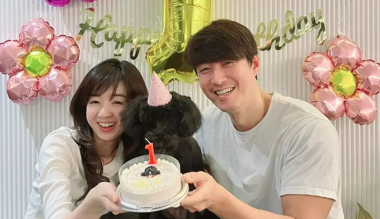 <p>Kebersamaan mereka saat merayakan ulang tahun anjing kesayangannya yang pertama. "Happy 1st birthday Kim Chul.. (o&rsquo; o`)♪ May you live long in good health," tulis Shim Hyung Tak. (Foto: Instagram/ tak9988)</p>