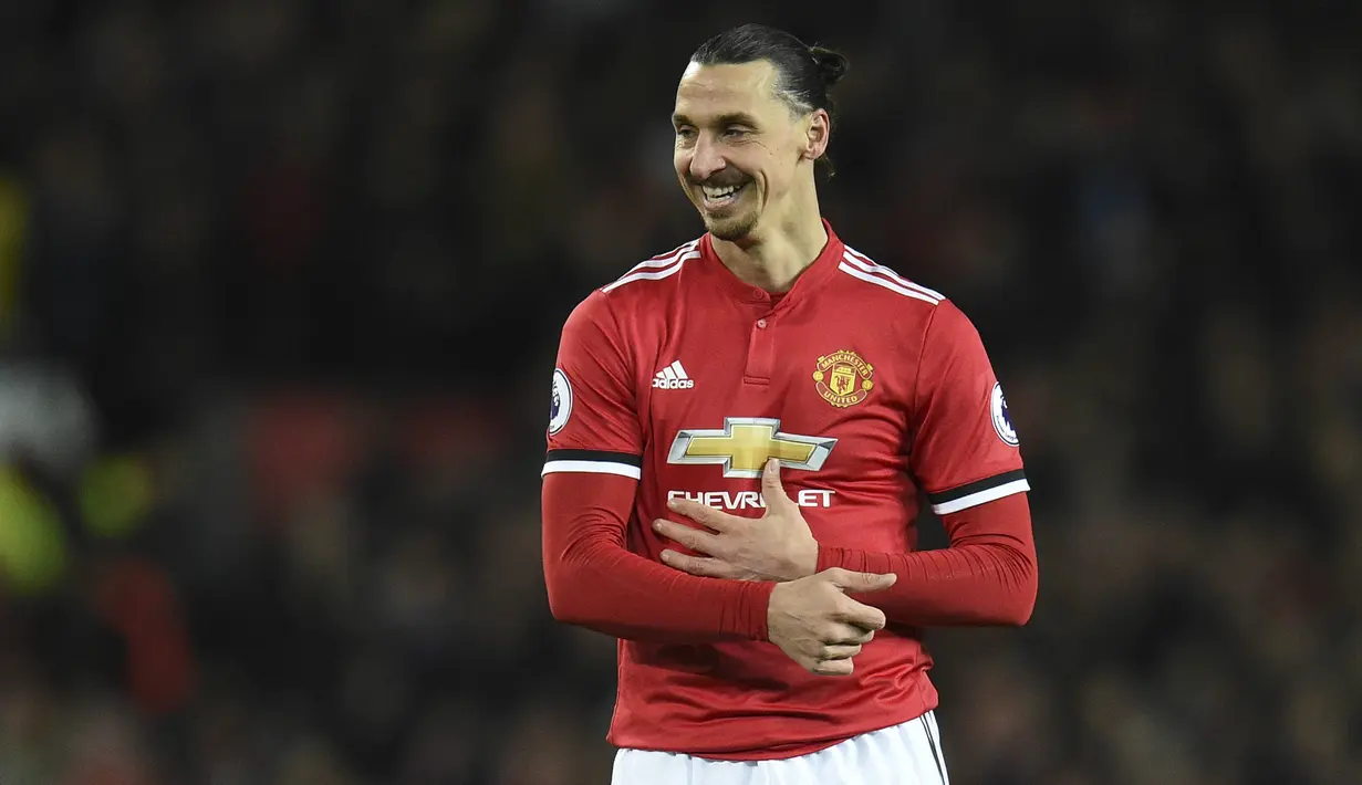 Striker Manchester United, Zlatan Ibrahimovic, saat pertandingan melawan Newcastle United pada laga Premier League di Stadion Old Trafford, Sabtu (18/11/2017). Manchester United menang 4-1 atas Newcastle United. (AFP/Oli Scarff)