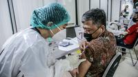 Petugas medis menyuntikkan vaksin COVID-19 Astrazeneca kepada pekerja ritel di GOR Tanjung Duren, Jakarta Barat, Senin (24/5/2021). Kementerian Kesehatan menargetkan 40.349.049 orang di Indonesia mendapat vaksinasi COVID-19 dosis pertama. (Liputan6.com/Faizal Fanani)