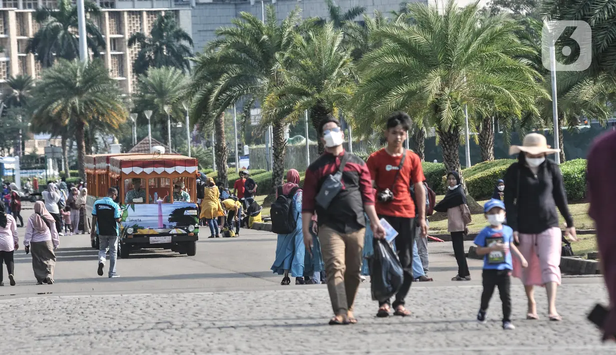 <p>Pengunjung menikmati suasana di kawasan Tugu Monas, Medan Merdeka, Jakarta Pusat, Selasa (5/7/2022). Pengelola Monas membatasi pengunjung hanya 200 orang per jam atau 1.400 per hari guna mengurangi kerumuman seiring kenaikan PPKM Level 2. (merdeka.com/Iqbal S Nugroho)</p>