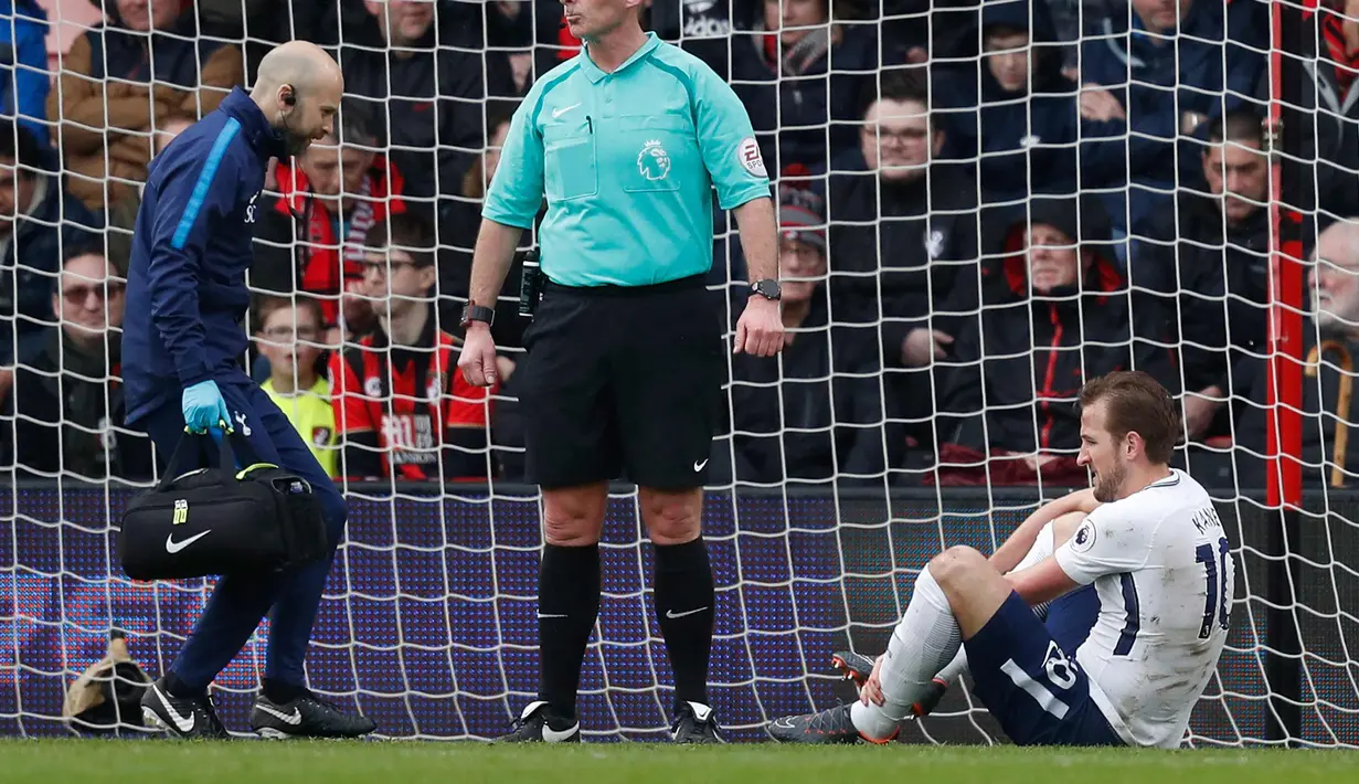 Ekspresi Harry Kane saat mengalami cedera melawan Bournemouth di Liga Inggris di Stadion Vitalitas (11/3). Kane yang diturunkan sebagai starter harus ditarik keluar pada menit ke-34 usai bertabrakan dengan kiper Asmir Begovic. (AFP Photo/Adrian Dennis)