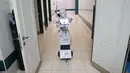 Robot Cira 03 terlihat di sebuah rumah sakit di Kota Tanta, Provinsi Gharbiya, Mesir, 3 Desember 2020. Robot bernama Cira 03 itu dikendalikan dari jarak jauh oleh penemunya, Mahmoud el-Komy. (Xinhua/Ahmed Gomaa)