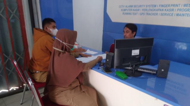 Usai konferensi pers, Agus Ariyanto (42), anak kandung pasien didatangi pihak RSUD Dr R Soetijono Blora di tempat kerjanya. (Liputan6.com/Ahmad Adirin)