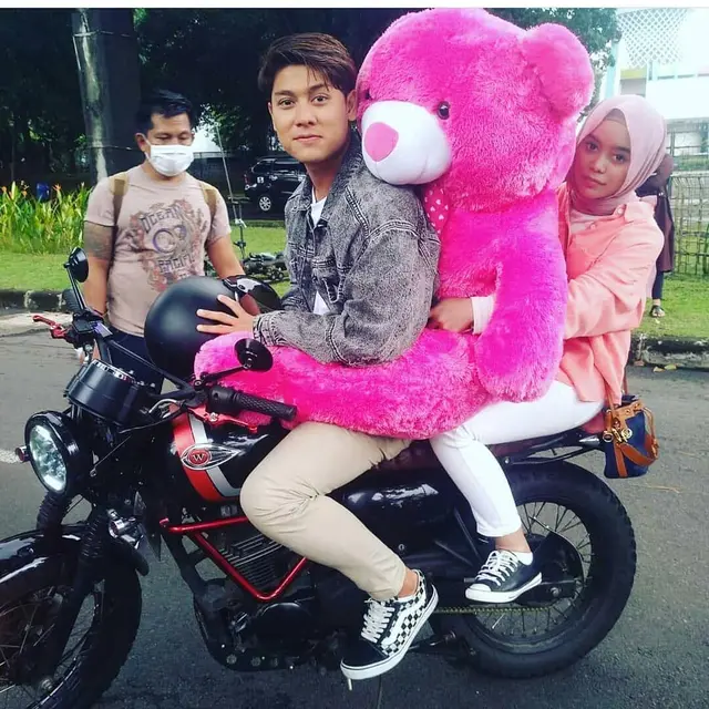 Main Miniseri Bareng, Ini 6 Potret Keseruan Lesty Kejora dan Rizky Billar saat Syuting