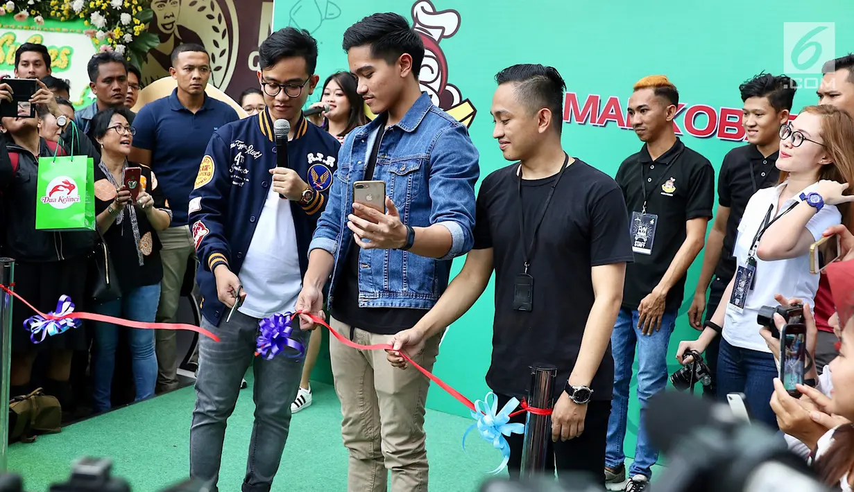 Putra Presiden Joko Widodo atau Jokowi, Gibran Rakabuming dan Kaesang Pangarep menggunting pita saat launching outlet kuliner Sang Pisang dan Markobar di Cikini, Jakarta, Minggu (11/3). (Liputan6.com/Immanuel Antonius)