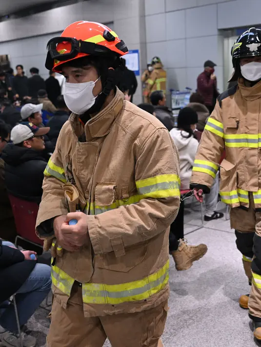 <p>Hingga kini, otoritas setempat masih terus menyelidiki penyebab kecelakaan tersebut. (JUNG YEON-JE/AFP)</p>