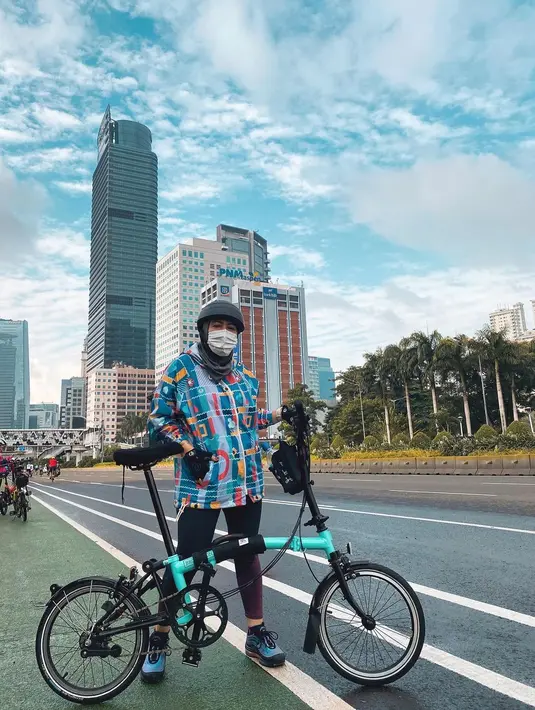 "Yess we are a food lover, diet...omg bisa pingsan kita kl diet2 an yah beb wkwkwkkw, diet bertahan 1 minggu setelah itu cussss lanjut makan nasi uduk, soto betawi, sate kambing muda", tulis caption di unggahan foto Astrid Kuya, Sabtu (6/3/2021). (Instagram/astridkuya)