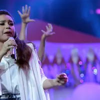 Penampilan Rossa di atas panggung selalu berhasil membuat para penggemarnya terpesona. Bukan hanya dengan suara emasnya, namun terkadang kostum yang dikenakannya juga berhasil menuai banyak pujian. (Deki Prayoga/Bintang.com)