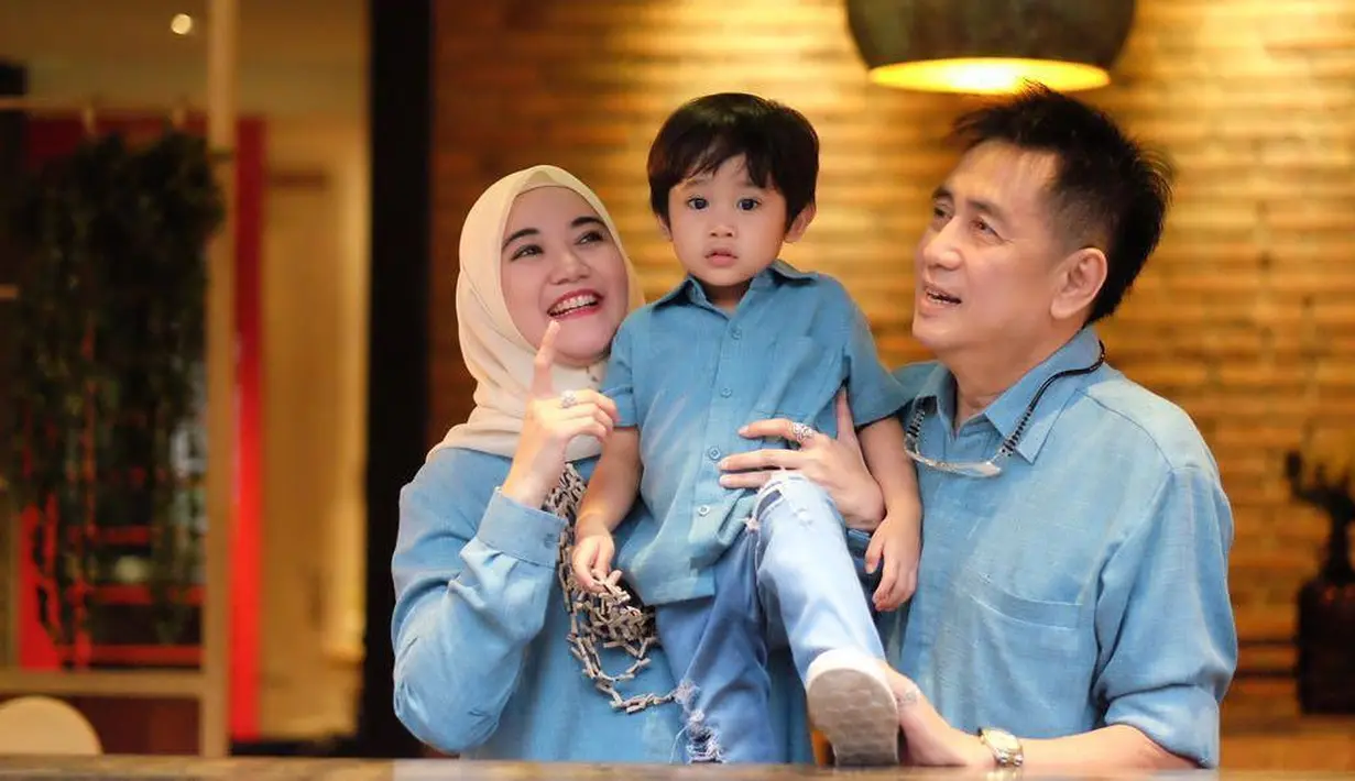 Selain ketiga anak dan istrinya, Sys Ns sangat mencintai dua orang cucunya, Schaléa Fasyannira & Sréstha Fasyadhira. Ia adalah sosok kakek yang berjiwa muda dan menyayangi cucu-cucunya. (Instagram/Sys_Ns)