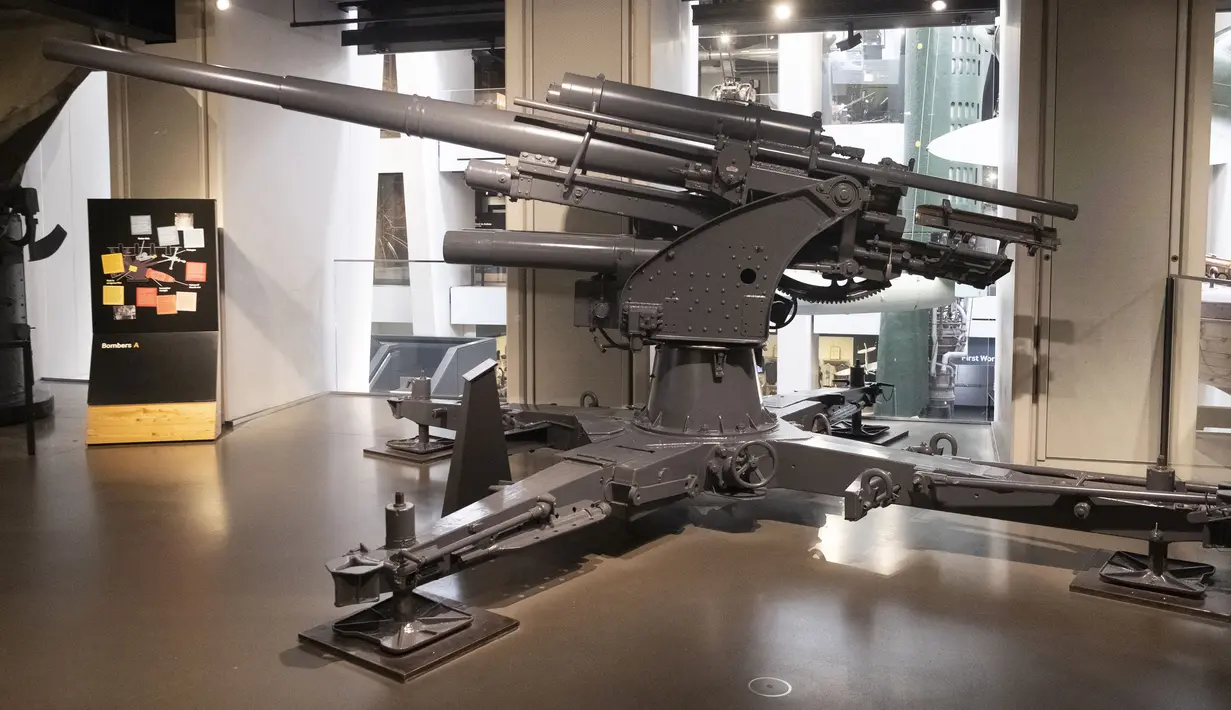 Koleksi benda yang dipamerkan dalam pameran untuk memperingati 75 tahun kemenangan pada perang antifasis dunia di Imperial War Museum, London, Inggris, 11 Agustus 2020. (Xinhua)