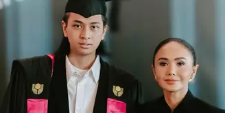 Disela-sela kesibukannya, Yuni tak melewatkan momen penting sang buah hati. Terbang ke Singapura untuk mendampingi putranya saat wisuda. [Instagram/yunishara36]